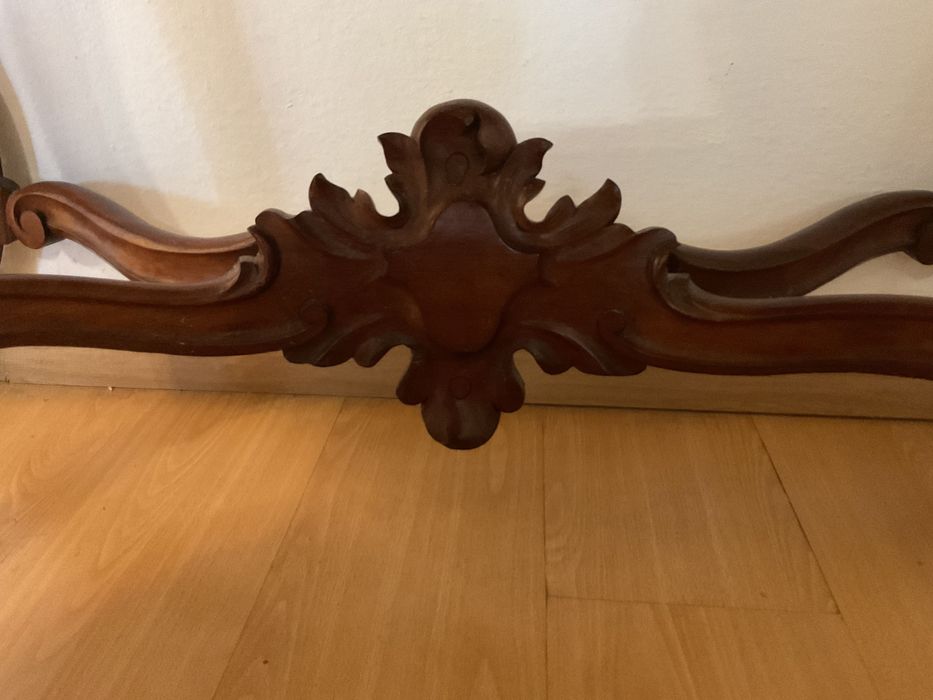 Mesa estilo Luis XVI com tampo em pedra