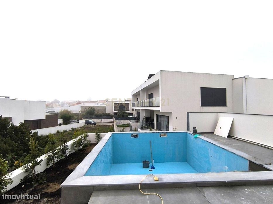 Moradia Contemporânea T3+1 Com Piscina Na Charneca Da Caparica – A 5 M