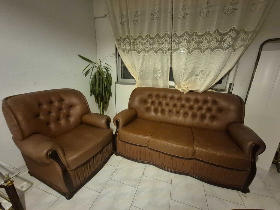 Conjunto de três sofás de sala