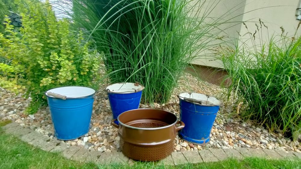 Zabytkowe emaliowane wiadra PRL, osłonki, doniczki