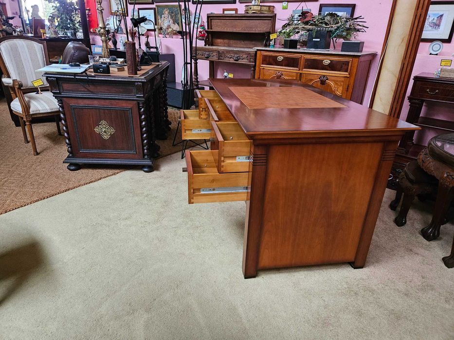 Excelente secretária em madeira maciça - óptimo estado e qua