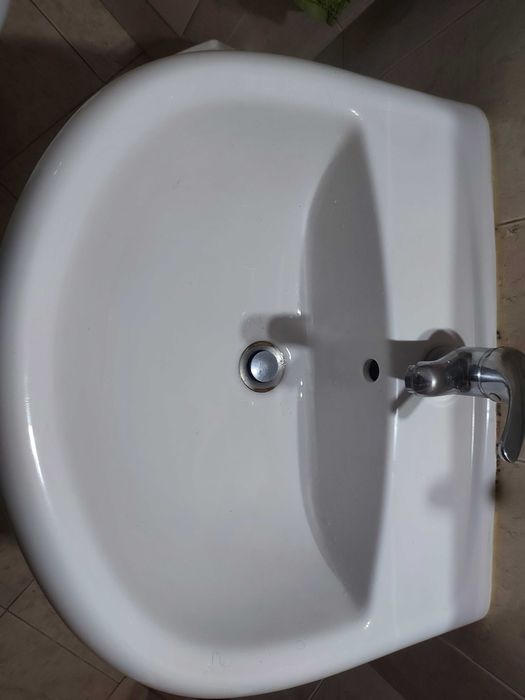 Lavatório casa de banho usado bom estado com torneira