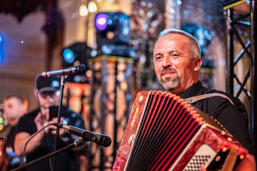 DJ & saksofonista Simon Vonsky  konferansjer, wodzirej