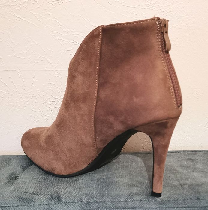 Nowe botki na szpilce R. 39