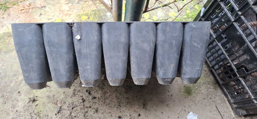 Tabuleiros de sementeira - Estantes metálicas - Tabuleiros alveolados - Bandejas de sementeira - Cuvetes de Sementeira