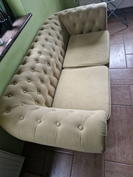 Dwuosobowa sofa chesterfield