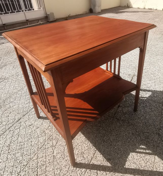 Mesa elegante estilo colonial