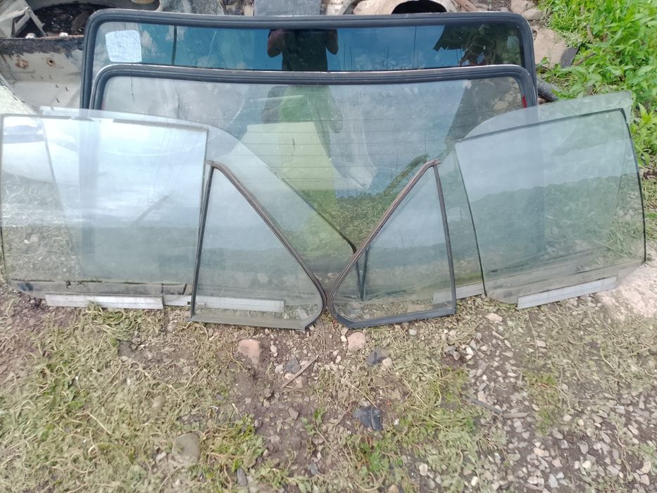 Продам переднє і заднє лобове скло