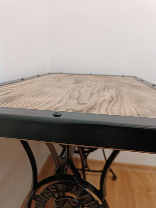 Stylowy stolik, eleganckie biurko, industrialny styl