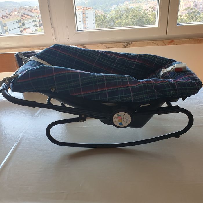 Cadeira auto e de baloiço para bebé  em ótimo estado