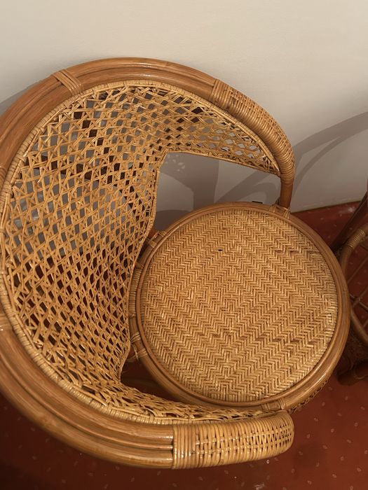 stolik z krzeslami wiklinowymi