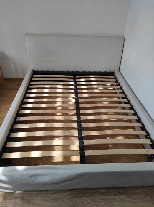 Łóżko tapicerowane ze stelażem 160x200