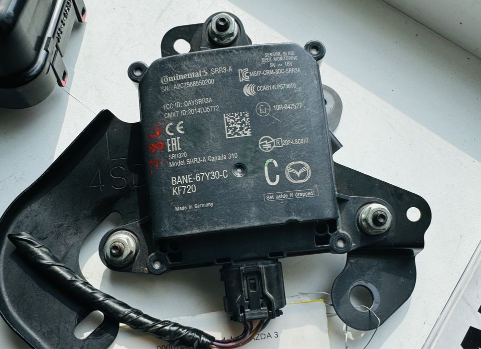 Радар слепых мертвых зон Мазда 3 2017 2018 BANE-67Y30 фара
