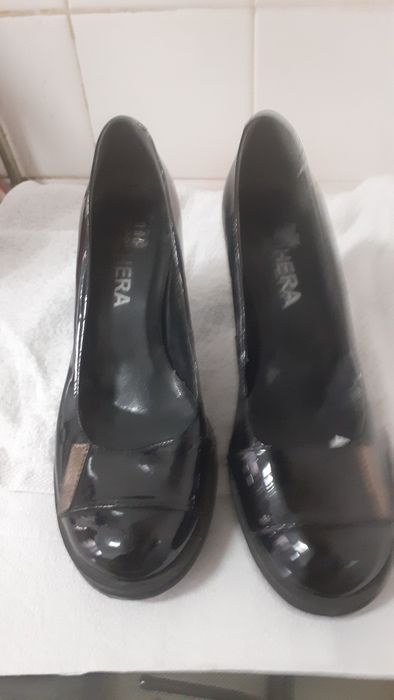 Sapatos pretos de verniz nunca usados n37 com salto grosso  de 8 centm