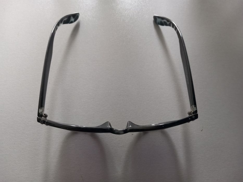 Sprzedam damskie okulary przeciwsłoneczne.
