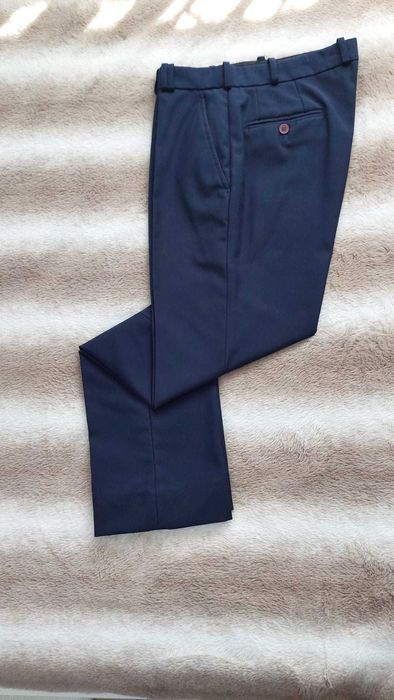 Elegancki granatowy garnitur z czerwonymi wstawkami