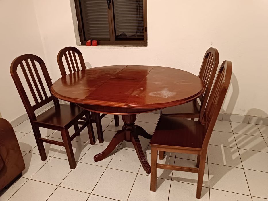 Mesa com 4 cadeiras