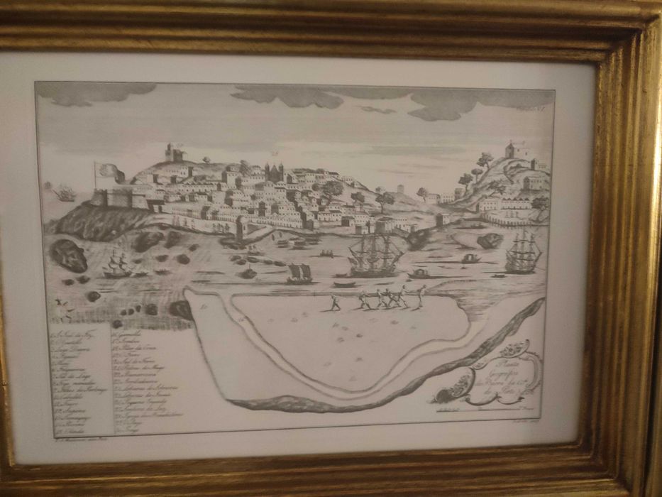 Quadro com gravura preto e branco moldura dourada