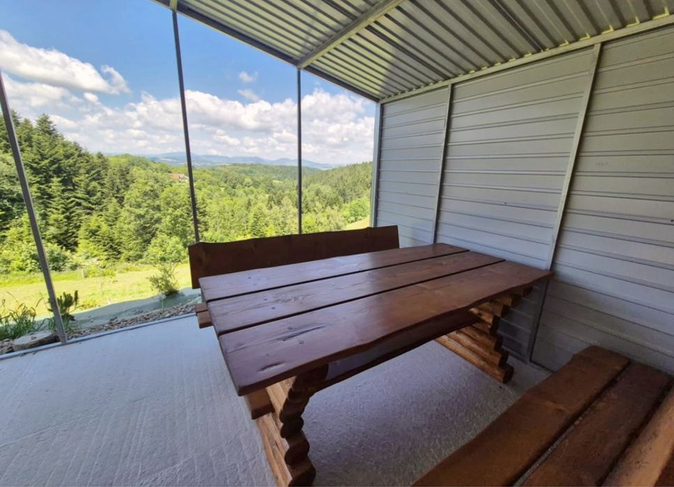 Drewniany stół z ławami