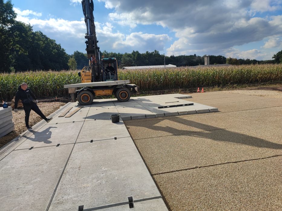 Układanie płyt drogowych kostki