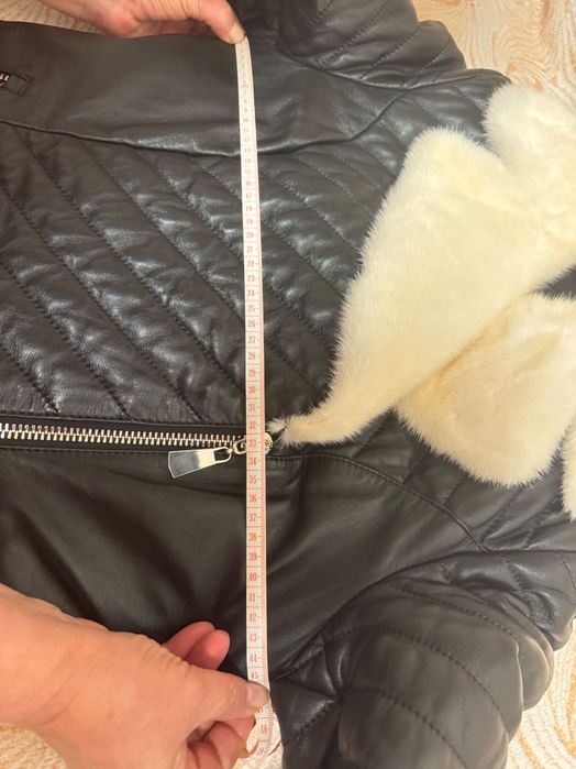 Шкіряна куртка з натуральним хутром