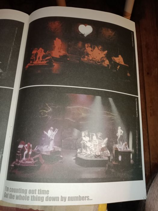 Revista totalmente dedicada ao concerto dos Genesis de 1975