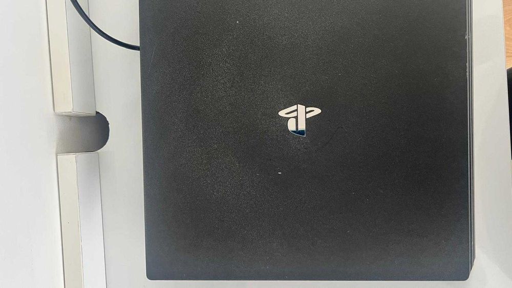 PS4 Pro 1TB com 2 comandos DualShock 4 e 2 jogos