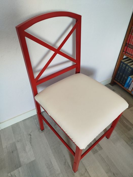Cadeiras robustas vermelhas