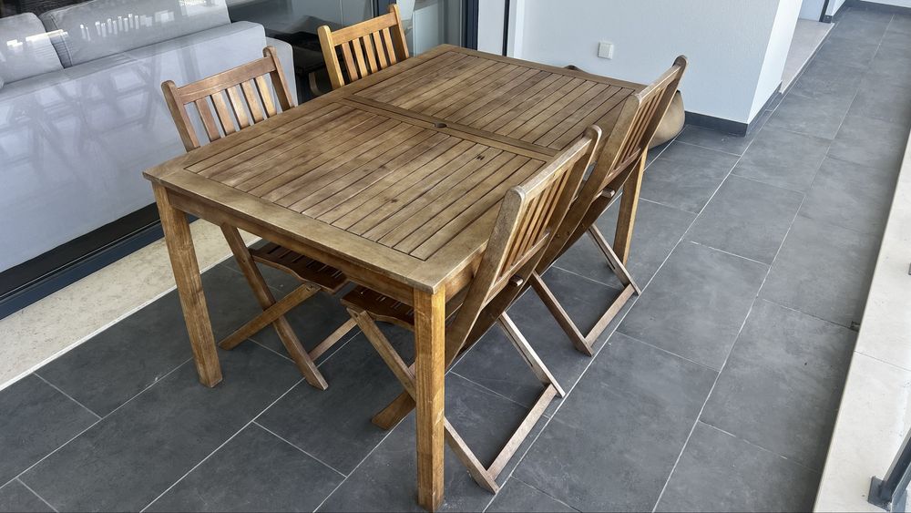 Conjunto de mesa retangular e 4 cadeiras em madeira acácia