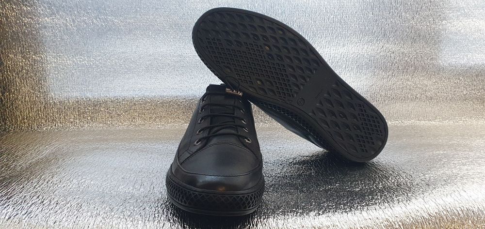 Продам чоловічі шкіряні кросівки Luciano Bellini (42р)