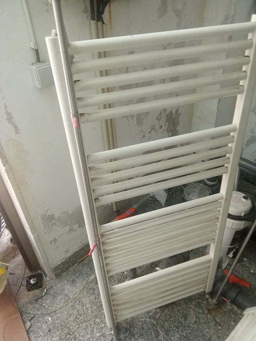 conjunto de 2 radiadores seca-toalhas para casa de banho em cor branca.