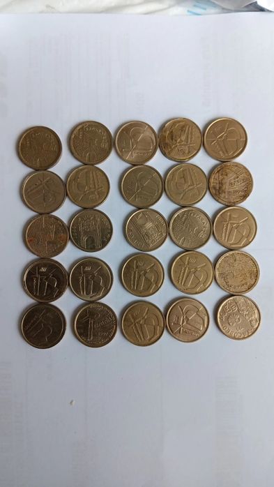 25 moedas de 5 pesetas, diversas.