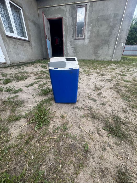 Продам морозильну камеру для машини