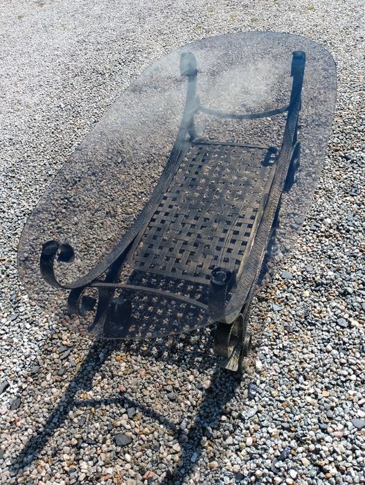 Stara kuta ława z metalu