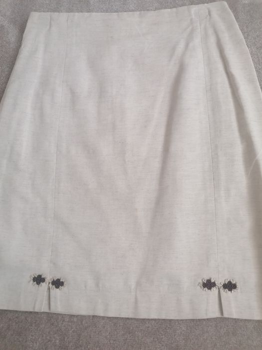 Conjunto casaco/blazer e saia curta, cor bege, com bordado, tS64551269240705123