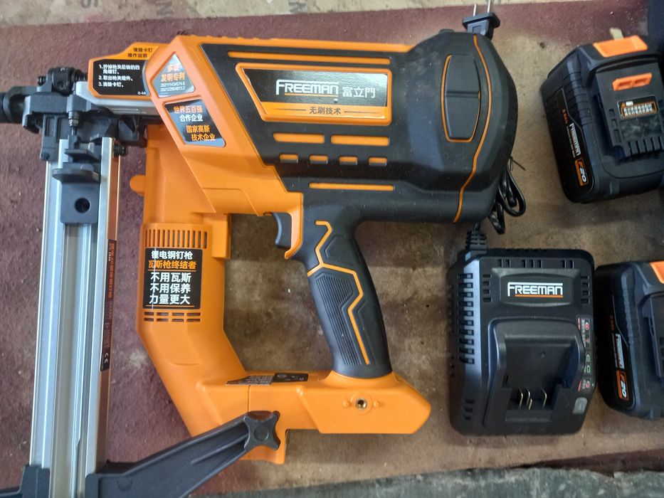 Аккумуляторний цвяхозабивний в бетон для паркету пристрій.