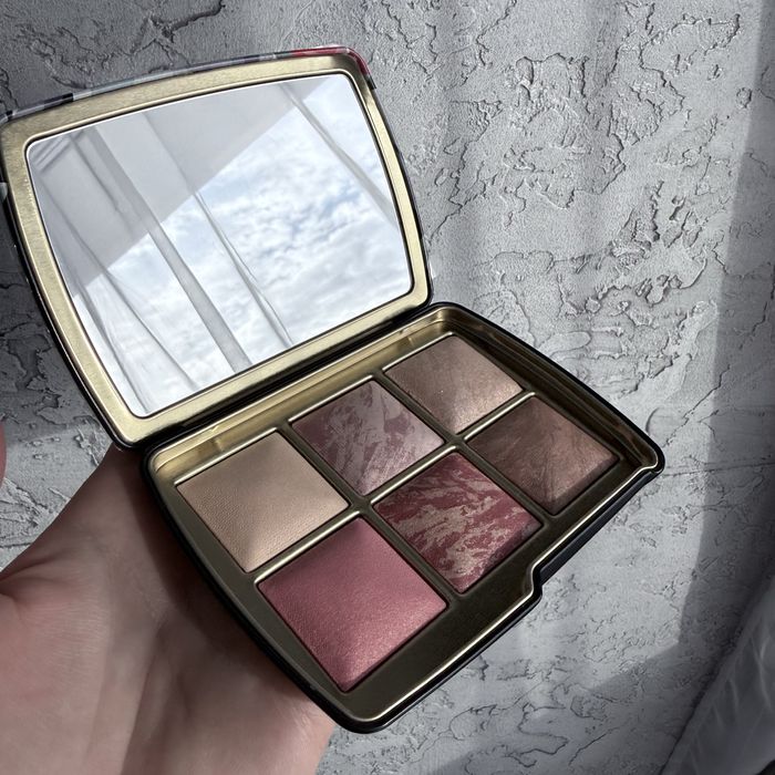 Hourglass Кінь в наявності