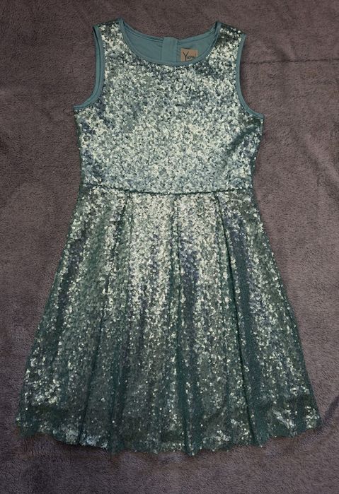 Яскрава сукня в паєтках, підійде на новорічні святкування