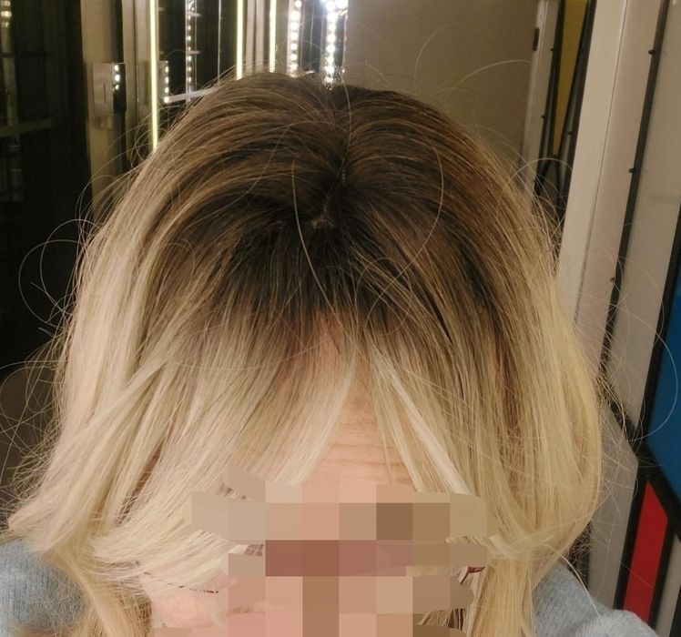 Realistyczna piękna peruka jak od fryzjera - jasny blond ombre