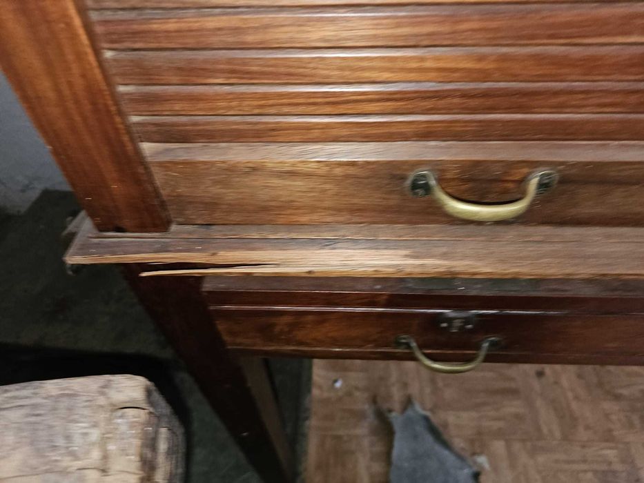 Secretaria antiga com persiana para fechar