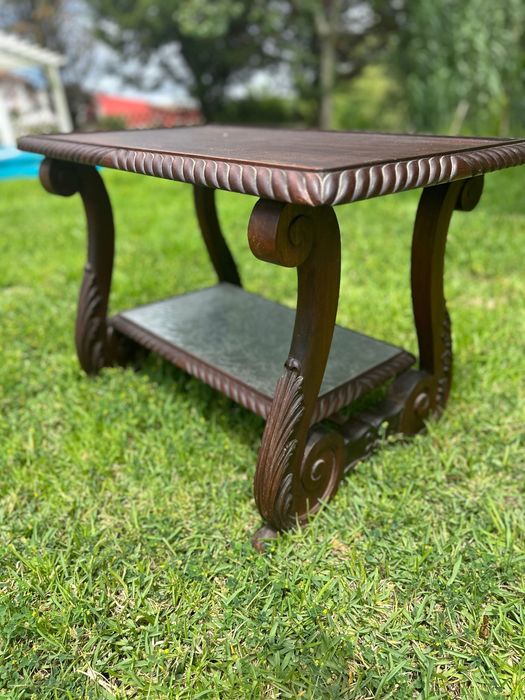 Mesa de apoio em madeira com vidro