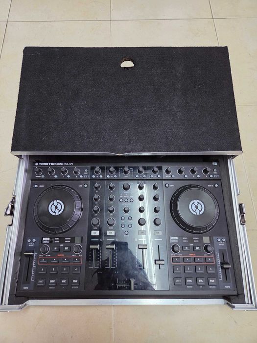 Native Instruments Traktor Kontrol S4 MK2 DJ Controller + Flight Case
