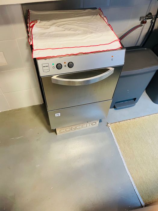 Móveis e equipamentos de restauração como