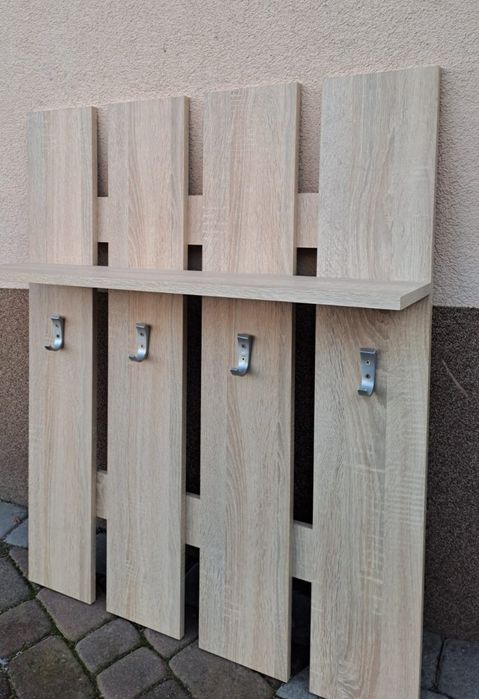 Wieszak z półką na korytarz