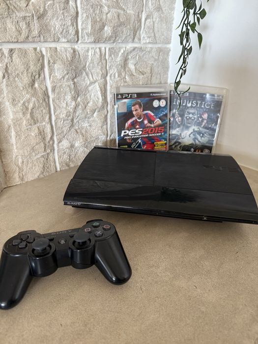 PS3 Super Slim + comando + 2 jogos + cabos