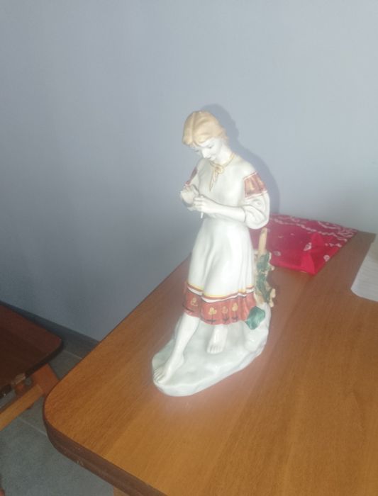 Статуетка фарфорова