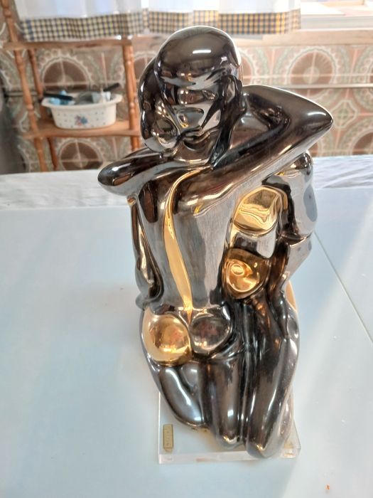 Estátua GALO de casal abracado da marca galos