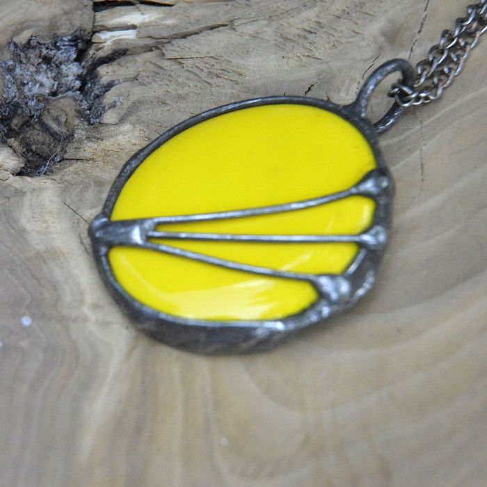 Sunny Yellow - szklany żółty witrażowy wisiorek na łańcuszku