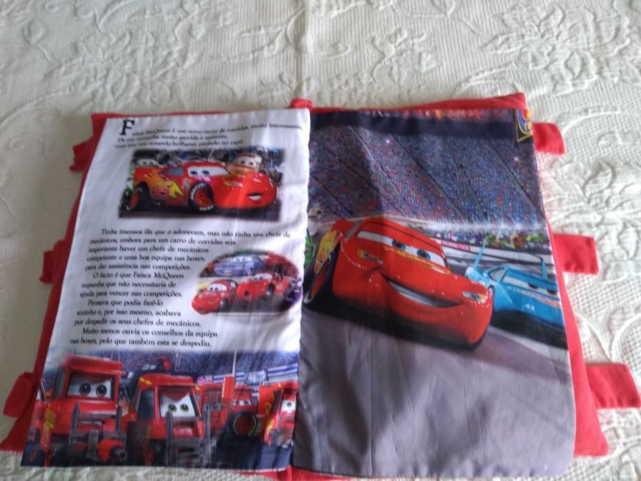 Rara almofada livro da Disney Pixar "Carros", como NOVA!