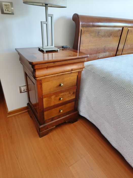 Cama de casal em cerejeira